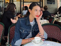 Pesona Yuki Kato Saat Santai di Kafe dan Masak Sayur Bayam