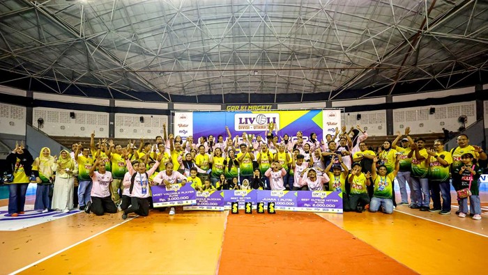 Pebola voli Petrokimia Gresik Pupuk Indonesia Shella Bernadetha Onnan (tengah) melakukan selebrasi bersama rekannya usai mencetak poin saat melawan TNI AU Electric pada pertandingan Grand Final Livoli Divisi Utama di GOR Ki Mageti, Magetan, Jawa Timur, Sabtu (18/10/2025). Petrokimia Gresik Pupuk Indonesia berhasil mengalahkan TNI AU Electric dengan skor 3-0 (25-16, 25-22, 25-12) dan menjadi juara pertama Livoli Divisi Utama untuk ketiga kalinya. ANTARA FOTO/Muhammad Mada/foc.