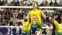 Pebola voli Petrokimia Gresik Pupuk Indonesia Shella Bernadetha Onnan (tengah) melakukan selebrasi bersama rekannya usai mencetak poin saat melawan TNI AU Electric pada pertandingan Grand Final Livoli Divisi Utama di GOR Ki Mageti, Magetan, Jawa Timur, Sabtu (18/10/2025). ANTARA FOTO/Muhammad Mada