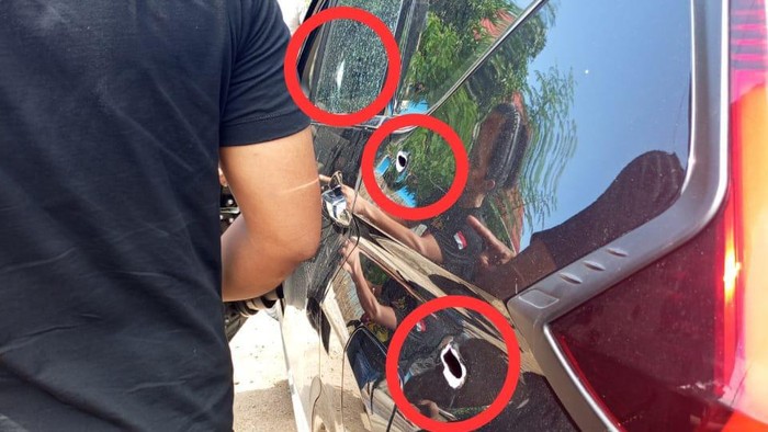 Petugas BNNP Sulsel Petugas BNNP Sulsel menembak mobil pelaku pengedar narkoba di Sidrap karena nyaris menabrak petugas saat kabur.