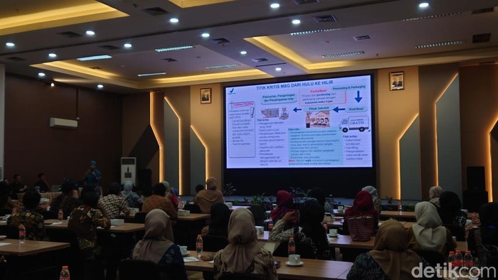 Petugas dapur MBG di Cilegon mengikuti pelatihan pelaksanaan MBG, Minggu (19/10/2025). (M Iqbal/detikcom)