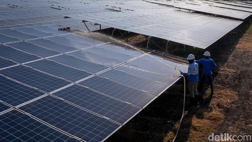 Suasana Pembangkit Listrik Tenaga Surya (PLTS) Sengkol yang terletak di Desa Sengkol, Kecamatan Pujut, Lombok Tengah. (Ahmad Viqi/detikBali).