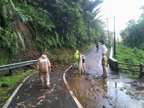 Sat Set Polsek Baturraden Tangani Dampak Longsor di Banyumas