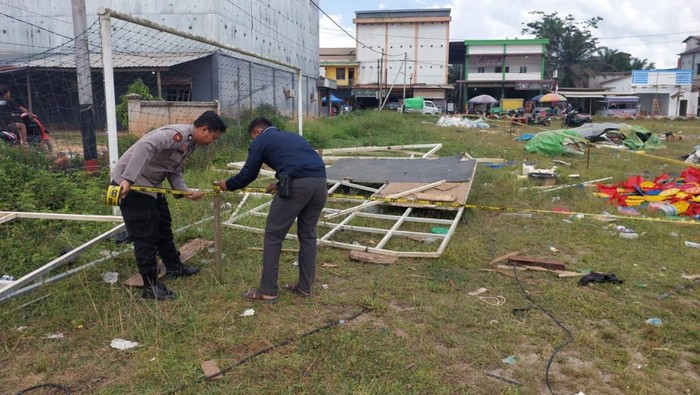 Polisi olah TKP lokasi robohnya rainbow slide di Ketapang, Kalimantan Barat.