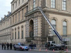 Museum Louvre Dibobol Maling Dalam 7 Menit di Siang Bolong, Mahkota Hilang