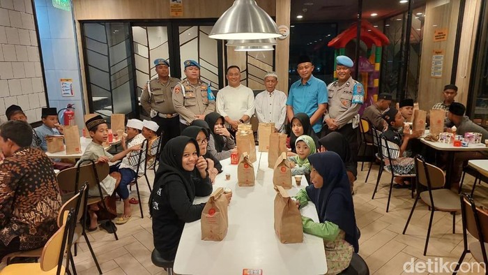 Polresta Sidoarjo Ajak 30 Anak Yatim Makan Malam Bareng & Beri Santunan