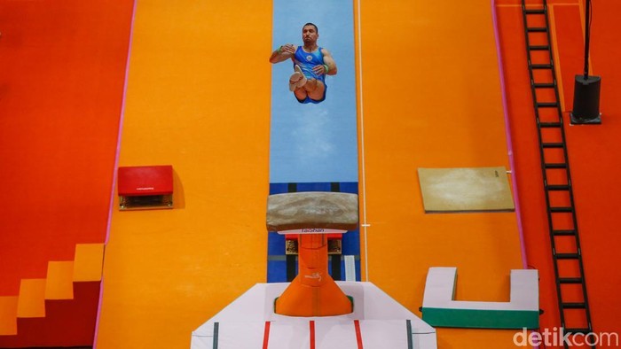 Suasana di Indonesia Arena, Gelora Bung Karno (GBK), Jakarta, tampak semarak pada hari pertama Kejuaraan Dunia Senam Artistik 2025 atau The 53rd FIG Artistic Gymnastics World Championships, Minggu (19/10/2025).