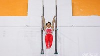 Sebanyak 427 atlet gimnastik terbaik dari seluruh dunia hadir untuk memperebutkan 12 gelar juara dunia di kategori senam artistik putra dan putri, termasuk nomor senam lantai, kuda-kuda pelana, palang bertingkat, dan palang tunggal, di Indonesia Arena, Gelora Bung Karno (GBK), Jakarta, Minggu (19/10/2025).