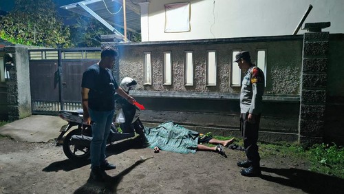Pria ditemukan tewas di depan sebuah kos di Mataram, Sabtu (18/20/2025) malam. (Dok. Polresta Mataram)