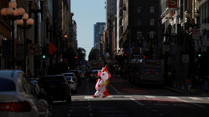 Ribuan warga Amerika Serikat turun ke jalan dalam aksi protes bertajuk “No Kings” yang digelar serentak di berbagai kota besar, termasuk Los Angeles, New York, dan Washington D.C., pada Sabtu (18/10/2025). Aksi ini digelar sebagai bentuk penolakan terhadap sejumlah kebijakan Presiden AS Donald Trump yang dinilai otoriter dan tidak berpihak pada rakyat. REUTERS/Carlos Barria