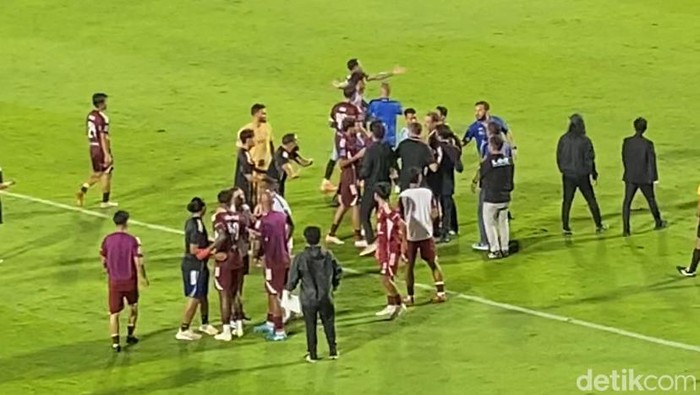 Keributan antara pemain PSM dan tim official Arema FC usai laga di Stadion Gelora BJ Habibie, Parepare, Sulawesi Selatan (Sulsel).