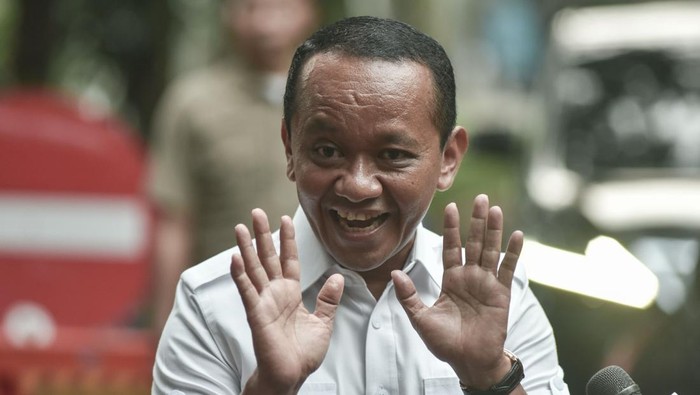 Rapat Tertutup di Rumah Prabowo, Panglima TNI dan Menteri Hadir Panglima TNI Jenderal TNI Agus Subiyanto (tengah) melambaikan tangan setibanya di Kertanegara, Jakarta Selatan, Minggu (19/10/2025). Presiden Prabowo Subianto mengadakan rapat terbatas dengan sejumlah Menteri, Panglima TNI dan Kepala BIN. ANTARA FOTO/Fakhri Hermansyah