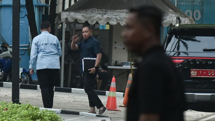 Panglima TNI Jenderal TNI Agus Subiyanto (tengah) melambaikan tangan setibanya di Kertanegara, Jakarta Selatan, Minggu (19/10/2025). Presiden Prabowo Subianto mengadakan rapat terbatas dengan sejumlah Menteri, Panglima TNI dan Kepala BIN. ANTARA FOTO/Fakhri Hermansyah