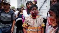 Dengan antusiasme tinggi setiap tahun, Zombie Walk Mexico City terus menjadi simbol kebersamaan dan kreativitas warga dalam merayakan budaya populer dengan cara yang unik dan menghibur. REUTERS/Toya Sarno Jordan