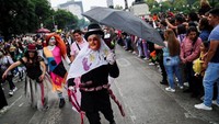 Ribuan orang berpartisipasi dalam Zombie Walk tahunan di Mexico City, Meksiko, Sabtu (18/10/2025). REUTERS/Toya Sarno Jordan