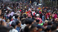 Selain sebagai ajang hiburan dan kreativitas, Zombie Walk juga menjadi ruang ekspresi seni dan budaya pop, di mana para peserta memamerkan keahlian tata rias dan kostum dengan tema horor. REUTERS/Toya Sarno Jordan