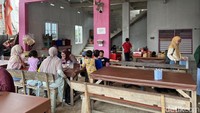 Warung seblaknya kini sudah pindah ke bangunan yang baru. Area makannya lebih luas dan bersih. Bisa makan di meja panjanh atau lesehan di dalam. Foto: Detikcom / Atiqa Rana