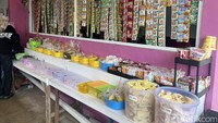 Seblak Mama Nugi menawarkan lebih dari 50 macam topping loh. Pilihannya lengkap mulai dari aneka mie, kerupuk, aneka bakso, sampai ceker dan kerongkongan. Harganya mulai dari Rp 1.000 saja. Foto: Detikcom / Atiqa Rana