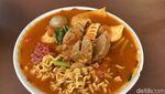 Seblak Mama Nugi Viral di Pamulang, Toppingnya Mulai dari Seribuan!