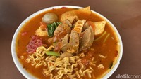 Begini tampilan salah satu seblak yang detikFood pesan. Untuk seblak ini kami menambah mie instan rasa laksa yang menciptakan rasa gurih berempah khas. Rasa pedasnya cukup kuat tetapi kencurnya sangat tipis. Foto: Detikcom / Atiqa Rana