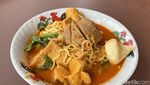 Seblak Mama Nugi Viral di Pamulang, Toppingnya Mulai dari Seribuan!
