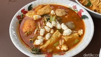DetikFood juga sempat memesan seblak yang harganya murah, cuma Rp 13.000 saja. Isiannya hanya terdiri dari tauge, bakso aci, fish roll, sawi, bakso daging biasa, dan taburan kacang. Rasanya enak! Foto: Detikcom / Atiqa Rana