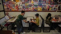Pramusaji mengantarkan makanan kepada pelanggan di Kedai Kopitiam, Lumajang, Jawa Timur, Minggu (19/10/2025). Badan Penyelenggara Jaminan Produk Halal (BPJPH) mempermudah sertifikasi halal bagi warung makan kecil melalui Program Sertifikasi Halal Gratis (Sehati) untuk mendorong pengusaha dalam percepatan kewajiban sertifikasi halal bagi seluruh produk makanan dan minuman pada tahun 2026.  ANTARA FOTO/Irfan Sumanjaya