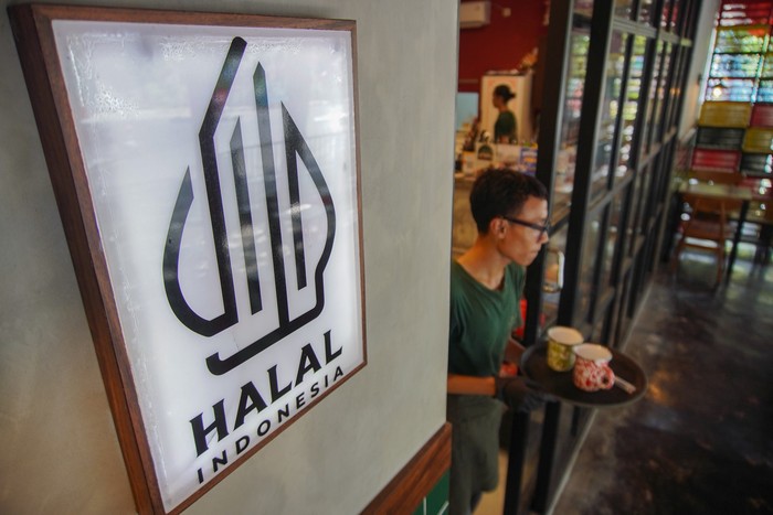 Pramusaji mengantarkan makanan kepada pelanggan di Kedai Kopitiam, Lumajang, Jawa Timur, Minggu (19/10/2025). Badan Penyelenggara Jaminan Produk Halal (BPJPH) mempermudah sertifikasi halal bagi warung makan kecil melalui Program Sertifikasi Halal Gratis (Sehati) untuk mendorong pengusaha dalam percepatan kewajiban sertifikasi halal bagi seluruh produk makanan dan minuman pada tahun 2026. ANTARA FOTO/Irfan Sumanjaya