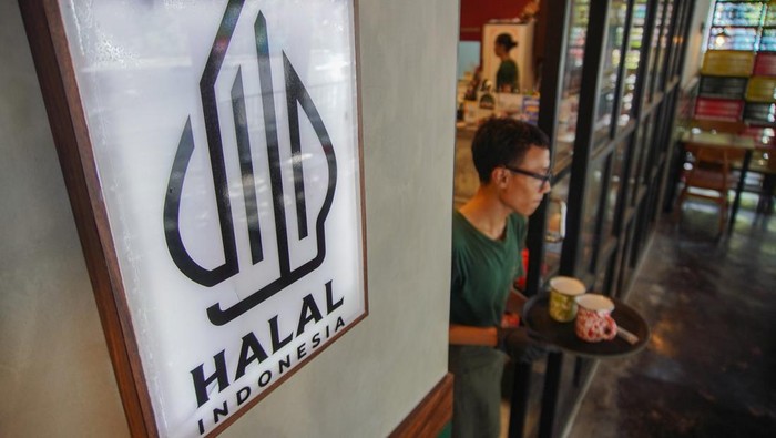 Sertifikasi Halal Gratis untuk Warung Makan Kecil, BPJPH Dukung UMKM Pramusaji mengantarkan makanan kepada pelanggan di Kedai Kopitiam, Lumajang, Jawa Timur, Minggu (19/10/2025). Badan Penyelenggara Jaminan Produk Halal (BPJPH) mempermudah sertifikasi halal bagi warung makan kecil melalui Program Sertifikasi Halal Gratis (Sehati) untuk mendorong pengusaha dalam percepatan kewajiban sertifikasi halal bagi seluruh produk makanan dan minuman pada tahun 2026. ANTARA FOTO/Irfan Sumanjaya