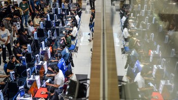 Para peserta terlihat antusias memainkan berbagai permainan digital, mengikuti kompetisi, serta mencoba pengalaman teknologi terbaru. Festival ini menjadi wadah bagi pengembang game dan kreator digital untuk menunjukkan karya mereka sekaligus memperkenalkan potensi industri kreatif Indonesia. ANTARA FOTO/Raisan Al Farisi