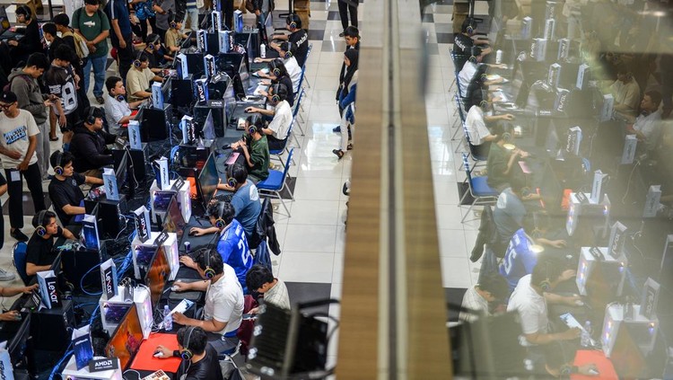 Peserta memainkan permainan digital pada ajang Festival Permainan Digital di Pusat Perbelanjaan Cihampelas Walk, Bandung, Jawa Barat, Minggu (19/10/2025). Festival Permainan Digital dengan tema Indonesia Game Experience 2025 yang diselenggarakan oleh Digital Nusa Ananta (DNA) bersama Asosiasi Pengusaha Teknologi Informasi dan Komunikasi Nasional (APTIKNAS) serta Asosiasi Game dan Konten Digital Indonesia (AGKDI) tersebut digelar dalam rangka pengembangan game, kecerdasan buatan, dan potensi ekonomi digital di sektor kreatif. ANTARA FOTO/Raisan Al Farisi