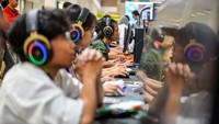 Peserta memainkan permainan digital pada ajang Festival Permainan Digital di Pusat Perbelanjaan Cihampelas Walk, Bandung, Jawa Barat, Minggu (19/10/2025). Festival Permainan Digital dengan tema Indonesia Game Experience 2025 yang diselenggarakan oleh Digital Nusa Ananta (DNA) bersama Asosiasi Pengusaha Teknologi Informasi dan Komunikasi Nasional (APTIKNAS) serta Asosiasi Game dan Konten Digital Indonesia (AGKDI) tersebut digelar dalam rangka pengembangan game, kecerdasan buatan, dan potensi ekonomi digital di sektor kreatif. ANTARA FOTO/Raisan Al Farisi