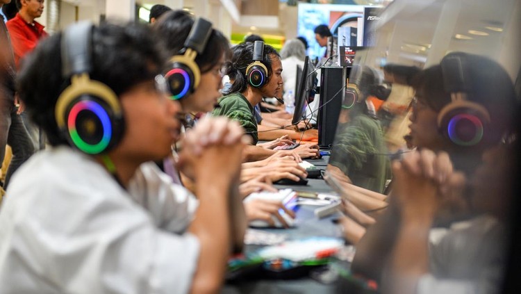 Peserta memainkan permainan digital pada ajang Festival Permainan Digital di Pusat Perbelanjaan Cihampelas Walk, Bandung, Jawa Barat, Minggu (19/10/2025). Festival Permainan Digital dengan tema Indonesia Game Experience 2025 yang diselenggarakan oleh Digital Nusa Ananta (DNA) bersama Asosiasi Pengusaha Teknologi Informasi dan Komunikasi Nasional (APTIKNAS) serta Asosiasi Game dan Konten Digital Indonesia (AGKDI) tersebut digelar dalam rangka pengembangan game, kecerdasan buatan, dan potensi ekonomi digital di sektor kreatif. ANTARA FOTO/Raisan Al Farisi