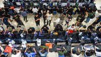 Peserta memainkan permainan digital pada ajang Festival Permainan Digital di Pusat Perbelanjaan Cihampelas Walk, Bandung, Jawa Barat, Minggu (19/10/2025). Festival Permainan Digital dengan tema Indonesia Game Experience 2025 yang diselenggarakan oleh Digital Nusa Ananta (DNA) bersama Asosiasi Pengusaha Teknologi Informasi dan Komunikasi Nasional (APTIKNAS) serta Asosiasi Game dan Konten Digital Indonesia (AGKDI) tersebut digelar dalam rangka pengembangan game, kecerdasan buatan, dan potensi ekonomi digital di sektor kreatif. ANTARA FOTO/Raisan Al Farisi