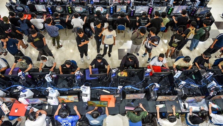Peserta memainkan permainan digital pada ajang Festival Permainan Digital di Pusat Perbelanjaan Cihampelas Walk, Bandung, Jawa Barat, Minggu (19/10/2025). Festival Permainan Digital dengan tema Indonesia Game Experience 2025 yang diselenggarakan oleh Digital Nusa Ananta (DNA) bersama Asosiasi Pengusaha Teknologi Informasi dan Komunikasi Nasional (APTIKNAS) serta Asosiasi Game dan Konten Digital Indonesia (AGKDI) tersebut digelar dalam rangka pengembangan game, kecerdasan buatan, dan potensi ekonomi digital di sektor kreatif. ANTARA FOTO/Raisan Al Farisi