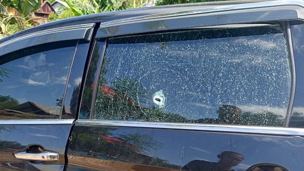 Petugas Badan Narkotika Nasional Provinsi (BNNP) Sulawesi Selatan (Sulsel) menembaki mobil pengedar narkoba di Kabupaten Sidrap, Sulawesi Selatan (Sulsel).