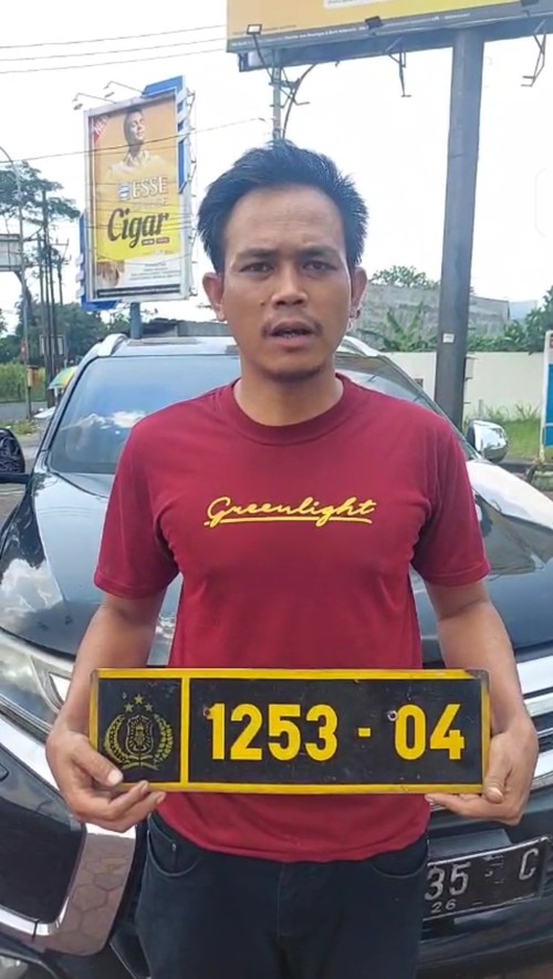 Sopir Pajero yang viral pakai strobo diamankan Polisi. (Dok. akun Divpropam Polri)