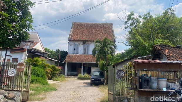 Suasana rumah tertua di Semarang yang disebut milik pejabat VOC di Kampung Kelengan Besar, Kelurahan Kembangsari, Kecamatan Semarang Tengah, Minggu (19/10/2025).