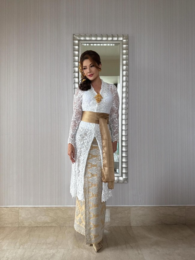 Dalam postingan yang dibagikan, Tamara terlihat menawan dengan kebaya putih bergaya Bali.  Foto: dok Instagram tamarableszynskiofficial