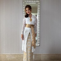 Dalam postingan yang dibagikan, Tamara terlihat menawan dengan kebaya putih bergaya Bali.  Foto: dok Instagram tamarableszynskiofficial