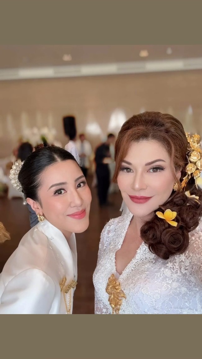 Mantan pesinetron tersebut melengkapi gaya tradisionalnya dengan aksesori emas yang menambah kesan elegan. Ia pun menerapkan makeup flawless yang membuat wanita 50 tahun itu semakin mencuri atensi. Foto: dok Instagram tamarableszynskiofficial
