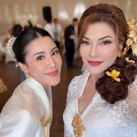 Mantan pesinetron tersebut melengkapi gaya tradisionalnya dengan aksesori emas yang menambah kesan elegan. Ia pun menerapkan makeup flawless yang membuat wanita 50 tahun itu semakin mencuri atensi. Foto: dok Instagram tamarableszynskiofficial