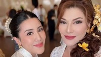Tamara Bleszynski merasa seperti disulap jadi Cinderella saat lamaran Teuku Rassya. Cinta tidak akan menjadi cinta, bila tidak mengalir. Di hari yang istimewa ini, aku diingatkan bahwa cinta bisa datang dalam banyak bentuk, salah satunya lewat tangan dan hati sahabat-sahabatku: @ratihoorbeek @mua_iwanharun @re_intimates @adrian66no dan team @tehmanisbali. Terima kasih aku sudah disulap bak Cinderella hari ini, tulisnya di Instagram dilihat pada Senin (20/10/2025). (Foto: dok Instagram tamarableszynskiofficial)