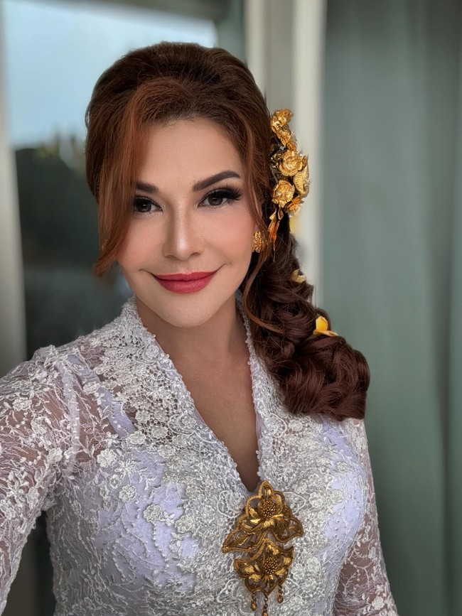 Tamara Bleszynski menghadiri acara lamaran Teuku Rassya, buah hatinya bersama mantan suami, Teuku Rafli Pasya. Dalam prosesi tersebut, penampilan Tamara jadi sorotan. Foto: dok Instagram tamarableszynskiofficial