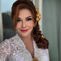 Tamara Bleszynski menghadiri acara lamaran Teuku Rassya, buah hatinya bersama mantan suami, Teuku Rafli Pasya. Dalam prosesi tersebut, penampilan Tamara jadi sorotan. Foto: dok Instagram tamarableszynskiofficial