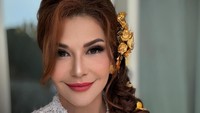 Tamara Bleszynski memakai kebaya putih saat lamaran Teuku Rassya. (Foto: dok Instagram tamarableszynskiofficial)