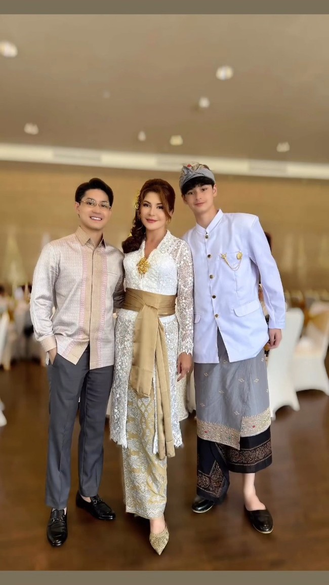 Dalam acara tersebut, Tamara tidak bisa menutupi rasa senang dan harunya. Ibu dua anak lelaki tersebut disebut tak berhenti menangis selama acara. Foto: dok Instagram tamarableszynskiofficial