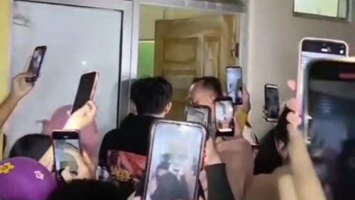 Tangkap layar video pemuda diamankan karena berpura-pura menjadi wanita dan masuk asrama mahasiswi Unsri.