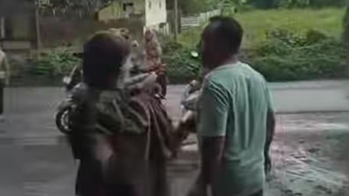 Tangkapan layar video anggota DPRD NTB Lalu Muhiban saat ngamuk di kantor PT Lombok Nusantara Indonesia (LNI). (Dok. Istimewa)