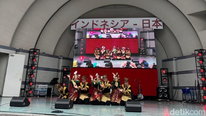 Tarian tradisional Minangkabau yang dimotori Ikatan Keluarga Minangkabau (IKM) mengisi acara Indonesia-Japan Friendship Festival (IJFF) 2025 di Tokyo. (Ahmad Toriq/detikcom)